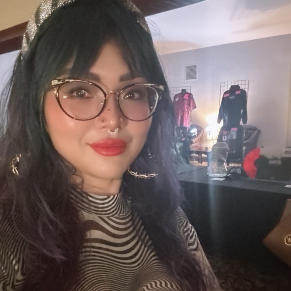 Meet the seller - Lorraine 👽 - Picture 4 of 6